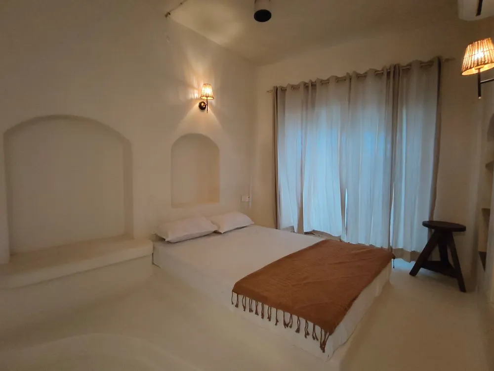 Bedroom with arched niches and a low floor bed