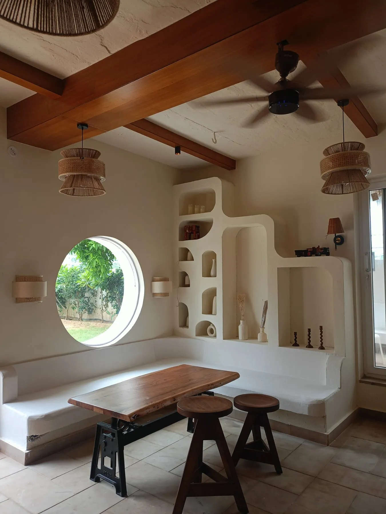 Round-window living room